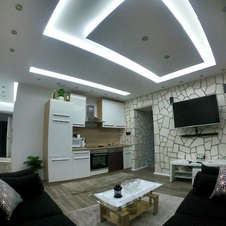 Apartmani Majetic 오미살즈 외부 사진