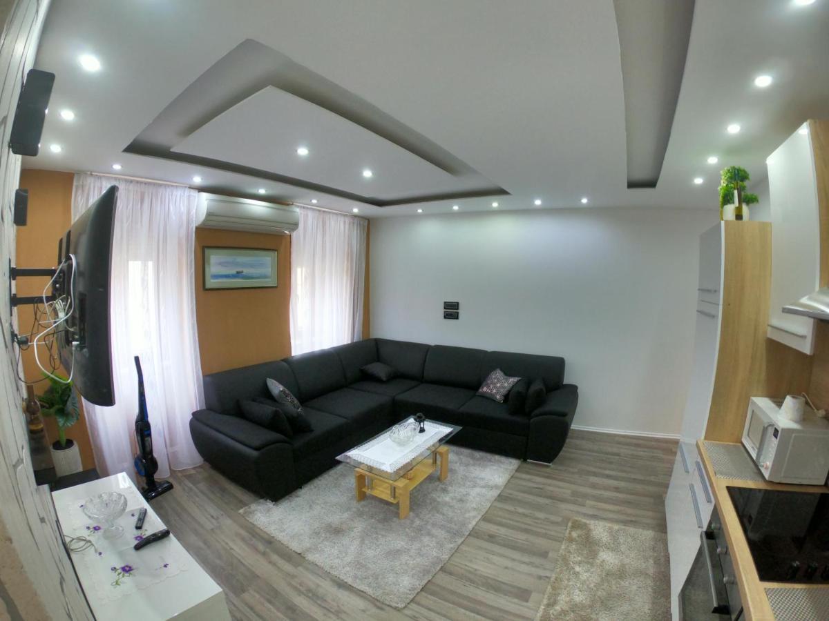 Apartmani Majetic 오미살즈 외부 사진