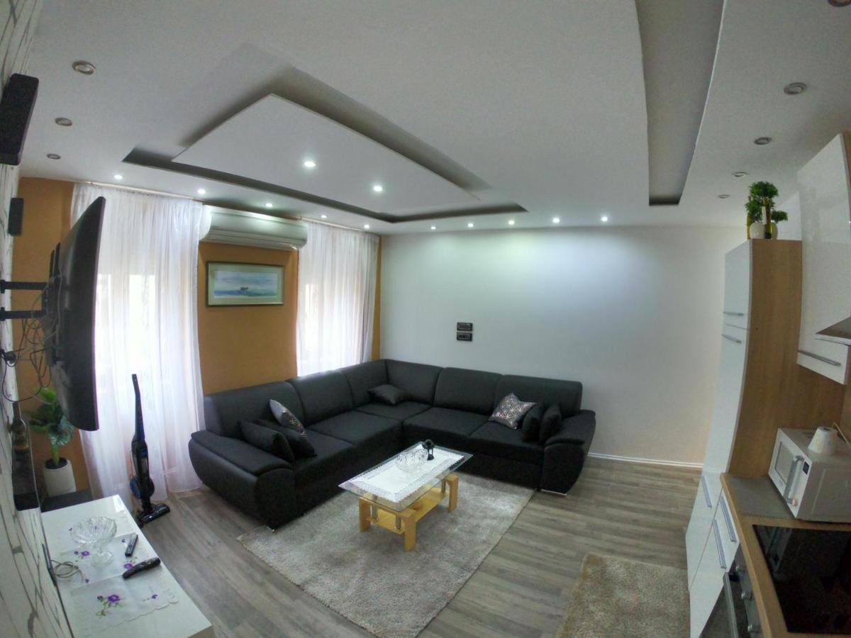 Apartmani Majetic 오미살즈 외부 사진