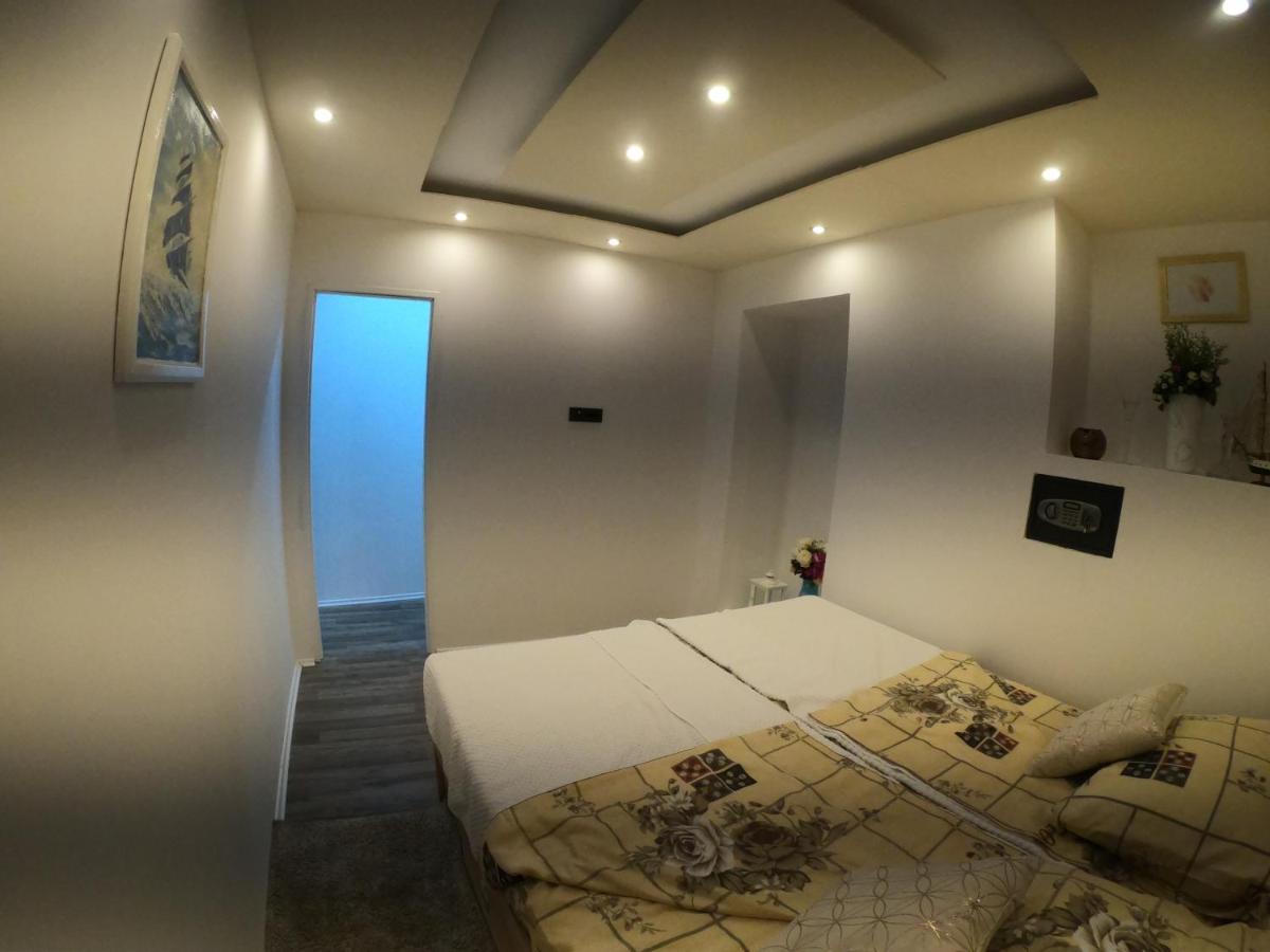 Apartmani Majetic 오미살즈 외부 사진
