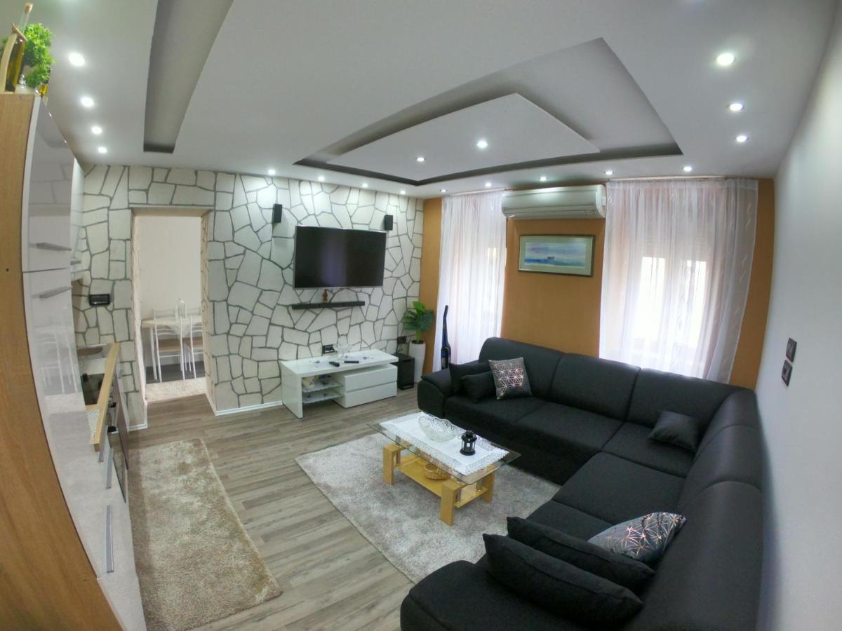 Apartmani Majetic 오미살즈 외부 사진
