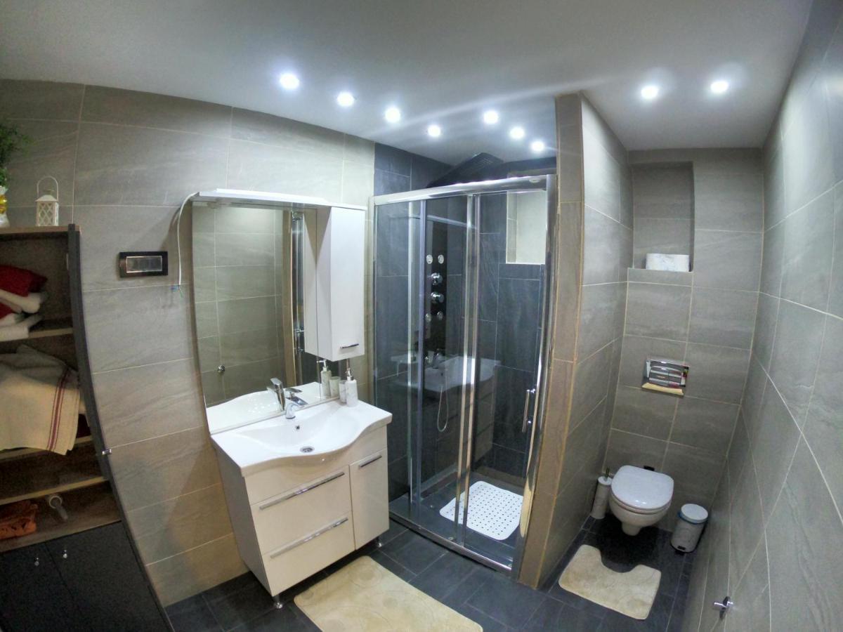 Apartmani Majetic 오미살즈 외부 사진