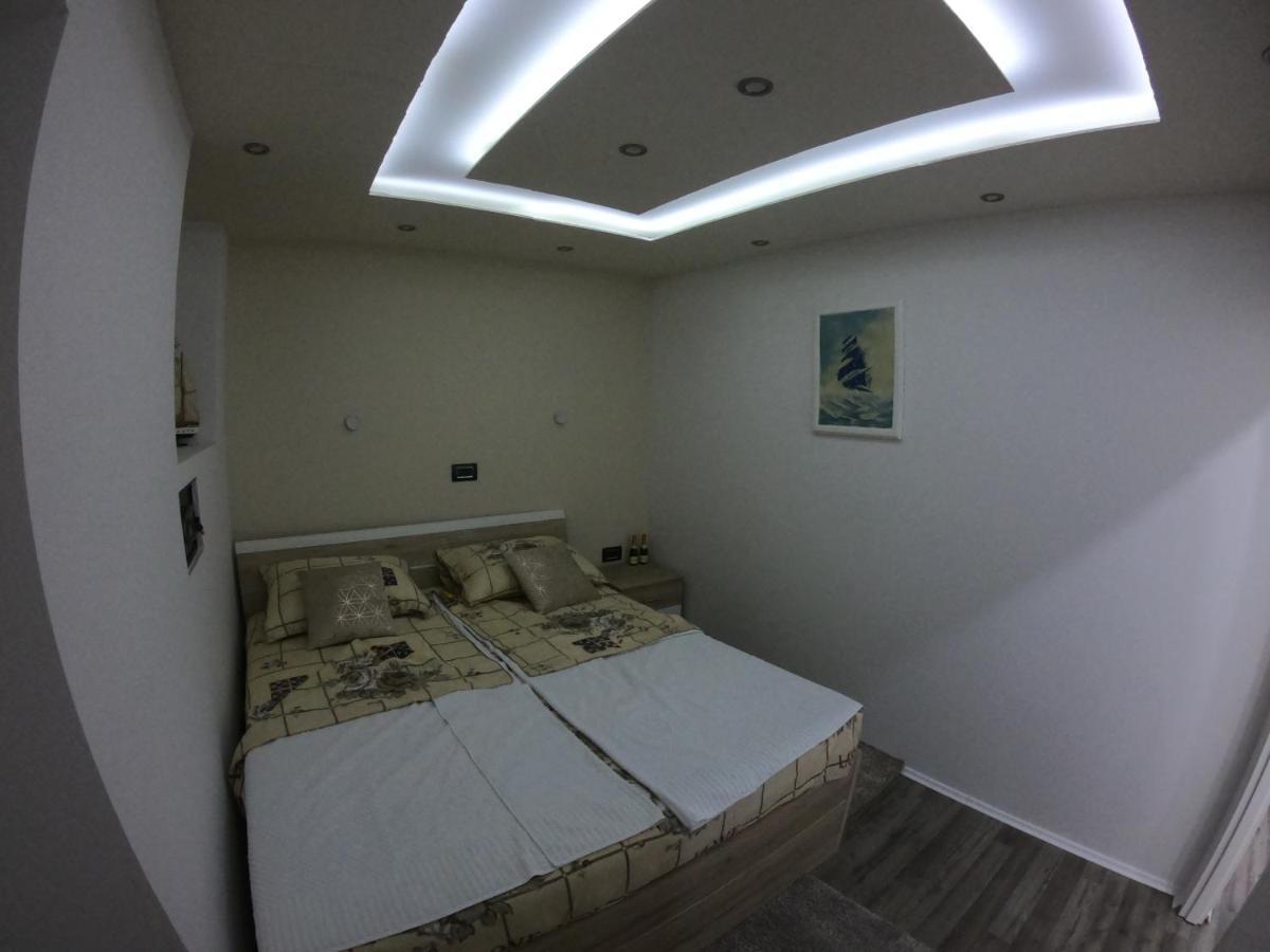Apartmani Majetic 오미살즈 외부 사진