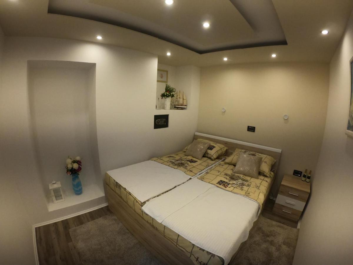 Apartmani Majetic 오미살즈 외부 사진