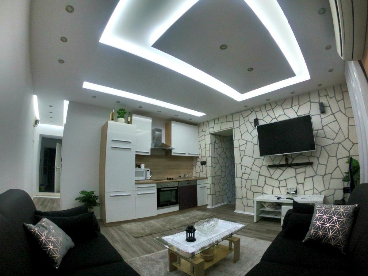 Apartmani Majetic 오미살즈 외부 사진